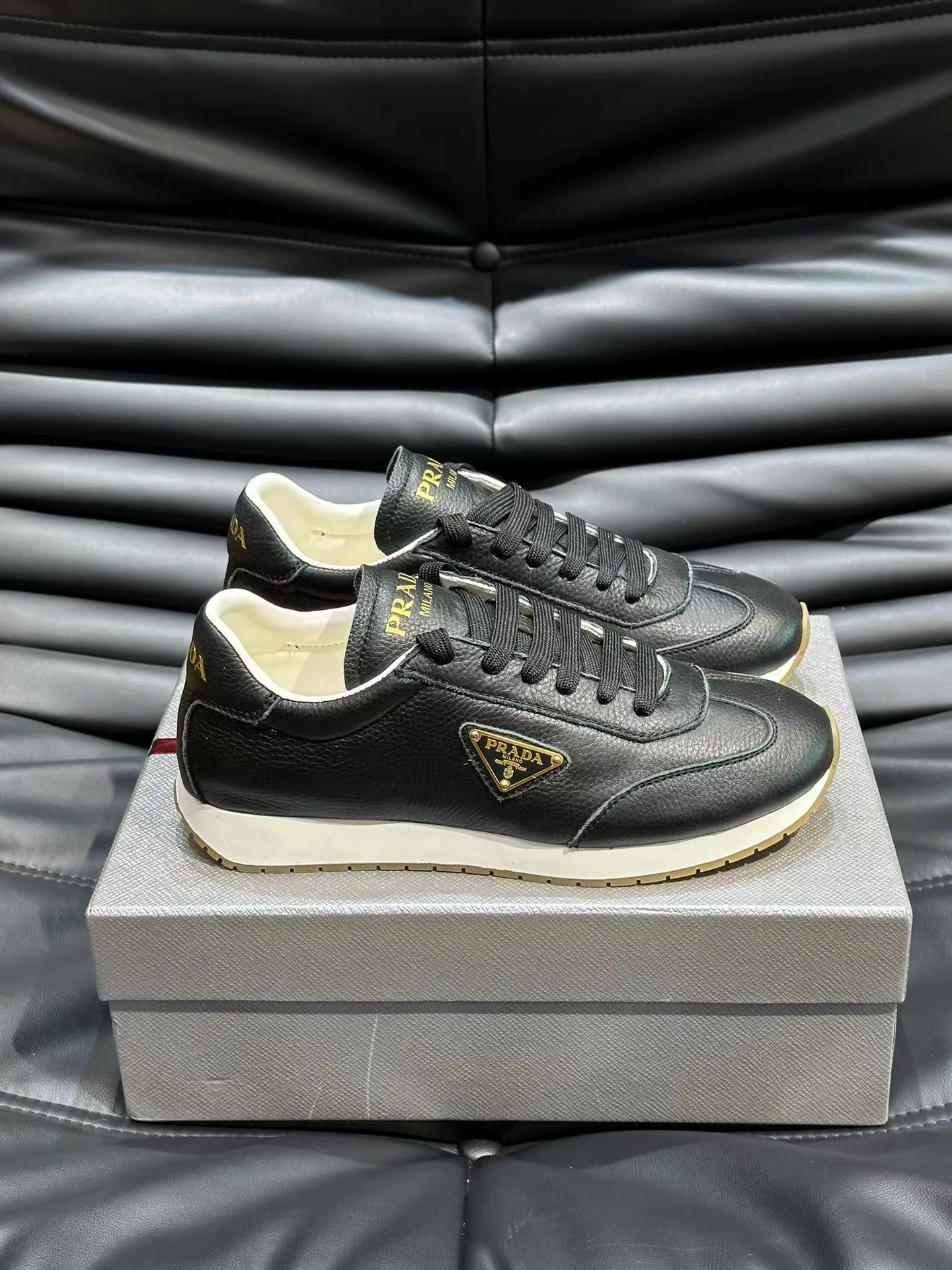 P400 38-45 Prada Prada’s new men’s leather sneakers, the highest version on the market, any comparison is welcome🆚! The original leather has excellent texture and is super high-end! Fetal sheep net lining imported from Italy, removable pad! Luxurious materials and fine workmanship, highly recommended!